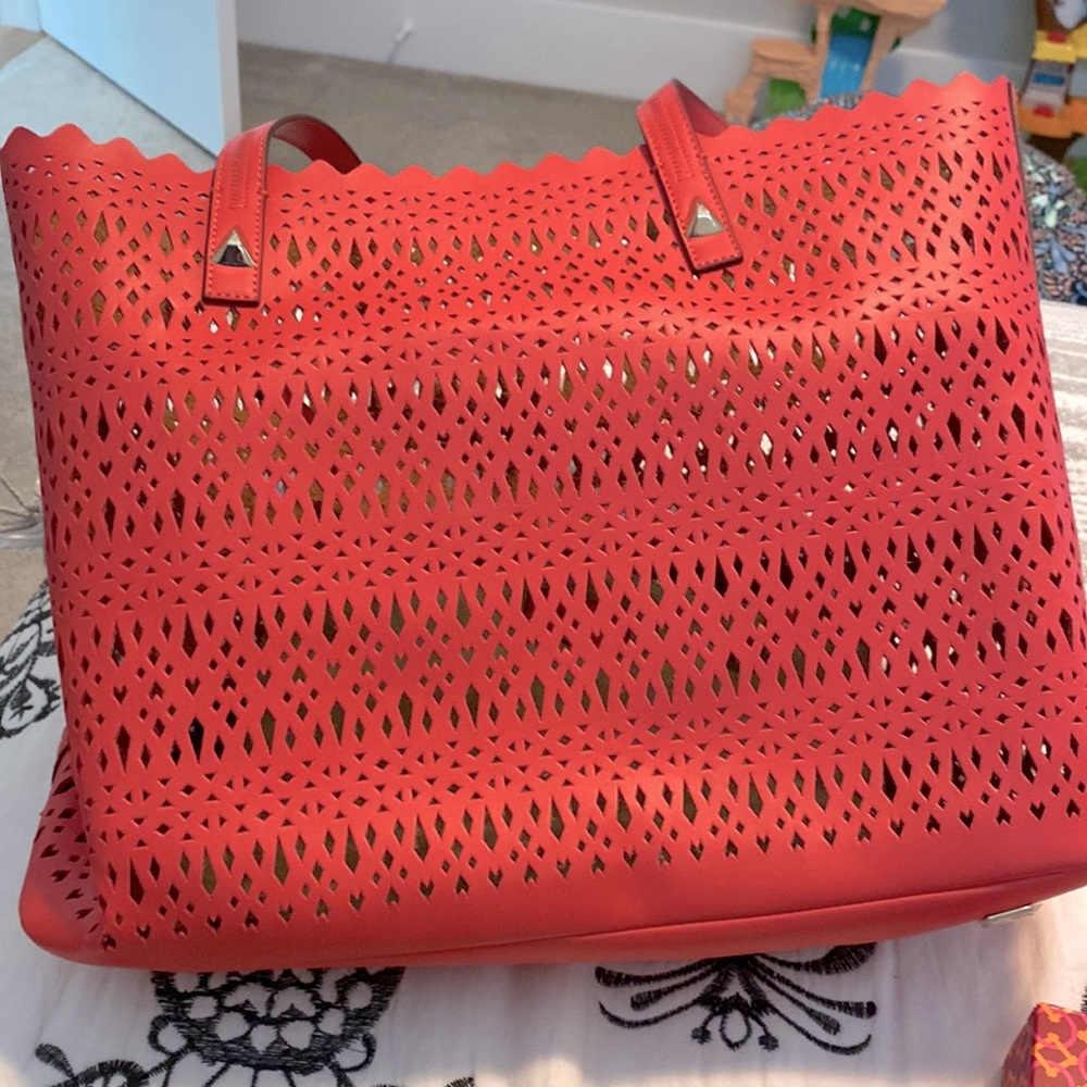 Beautiful tote bag perfect for winter beach getaway